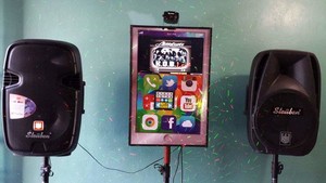 Rockola Karaoke con dos bocinas y dos micrófonos y luces renta x día